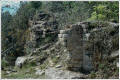 Ruines de l'aqueduc dans le bois de Remoulins