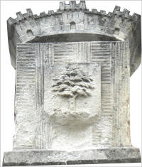 Détail du blason sur le fronton des halles